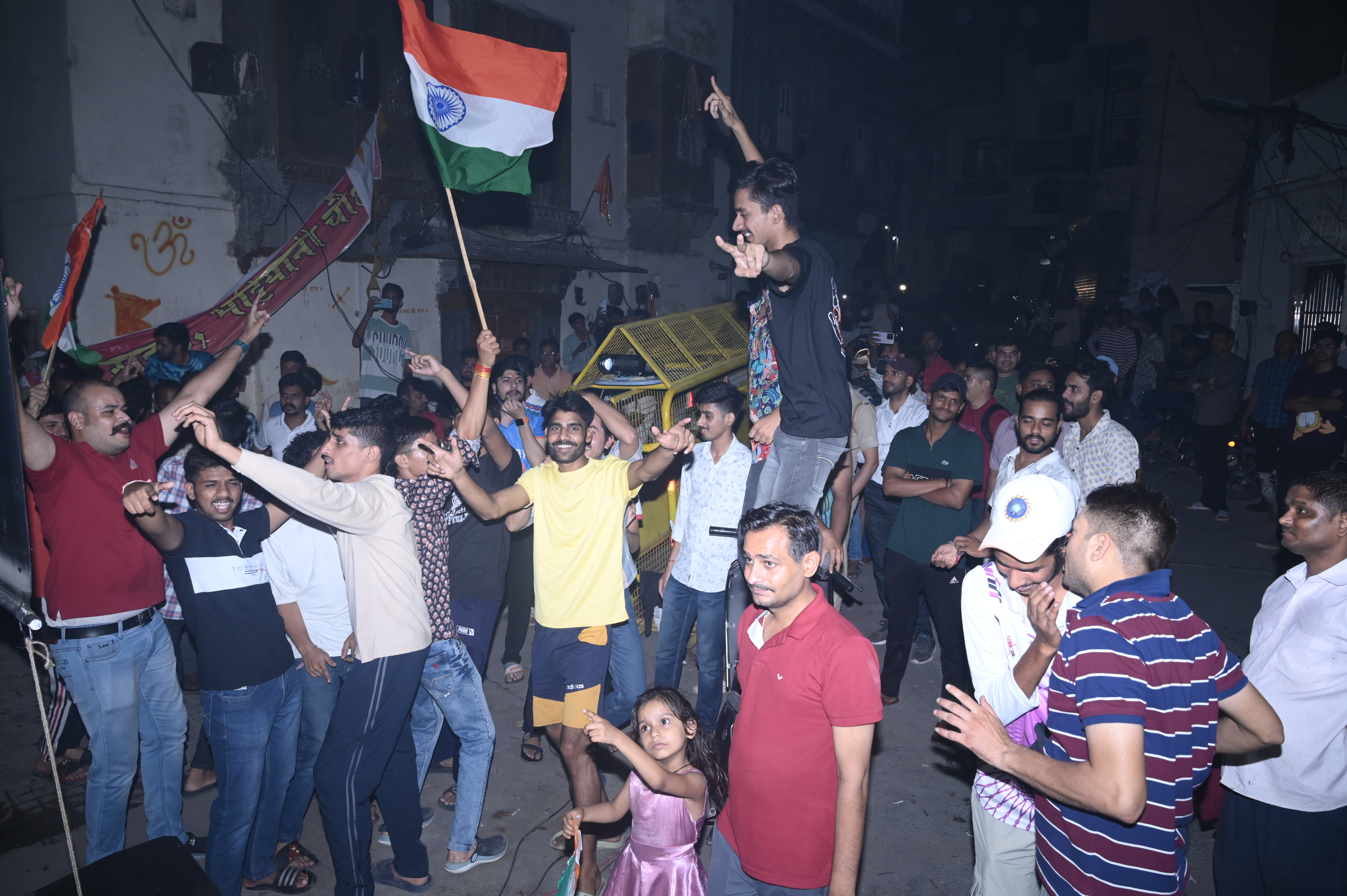 शनिवार रात टी-20 वर्ल्ड कप मैच में भारत की जीत के बाद उदयपुर में विभिन्न चौराहों
पर जश्न मनाते लोग देखें photo