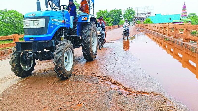 बालोद जिला मुख्यालय में भले ही नेशनल हाइवे की सड़क का निर्माण हो रहा हो लेकिन शहर में प्रवेश करने से पहले गड्ढों, सरिया व उखड़े पुल से राहगीरों का स्वागत होगा। इस जर्जर पुल की मरम्मत के नाम पर भले ही खानापूर्ति जिम्मेदार विभाग द्वारा की गई हो लेकिन वर्तमान में पुल की जो स्थिति है, उससे सड़क दुर्घटना हो सकती है।