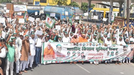 Farmers took to the highway in Amroha in scorching heat