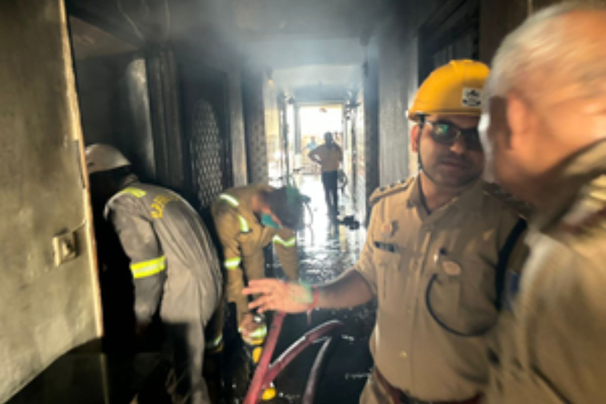 गाजियाबाद में हाईराइज सोसाइटी के एक फ्लैट में लगी आग, कड़ी मशक्कत के बाद पाया
गया काबू