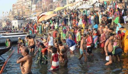 Ganga Dussehra: गंगा दशहरा पर वाराणसी और अमरोहा में 5 लाख से ज्यादा श्रद्धालुओं ने लगाई डुबकी, भीड़ से नेशनल हाईवे जाम