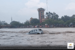 मानसून की पहली बारिश में गंगा में बहने लगी कारें, Video देख याद आ जाएगा केदारनाथ - image