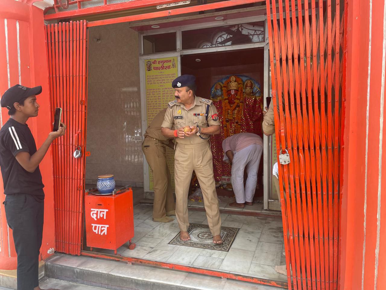 कानपुर कमिश्नरेट पुलिस की यह तस्वीरें कुछ खास: पुलिस उपायुक्त पूर्वी बांट रहे
हैं पूरी सब्जी