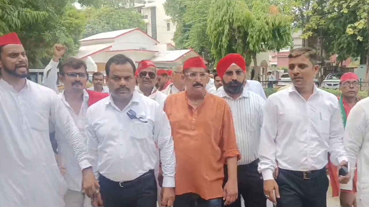 कानपुर में भाजपा जिला उपाध्यक्ष पर भड़के सपाई, अखिलेश यादव पर अभद्र टिप्पणी का
आरोप, गिरफ्तारी की मांग