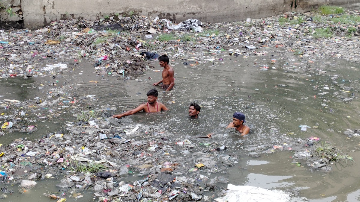 जयपुर: आकंठ पानी और मलबा, नीचे दलदल…फिर भी बिना संसाधन नालों की सफाई में उतारे
श्रमिक, देखें ‘संवेदनहीन’ निगम की तस्वीरें