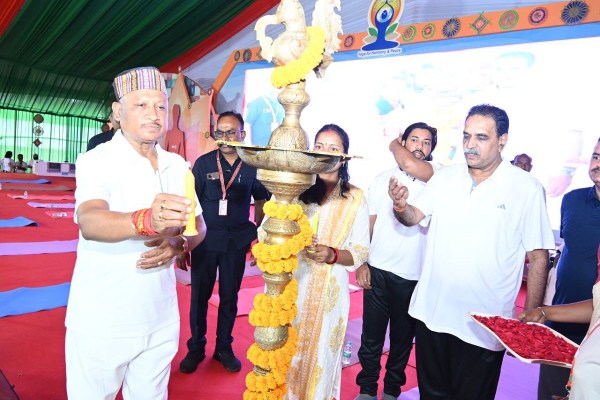 International Yoga Day 2024: राजधानी रायपुर के साइंस कॉलेज मैदान में उमड़े जनसैलाब ने 10वें अंतर्राष्ट्रीय योग दिवस को बनाया खास
