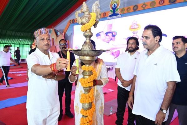 International Yoga Day 2024: मुख्यमंत्री के साथ हजारों की संख्या में लोगों ने योगाभ्यास कर स्वस्थ रहने का दिया संदेश
