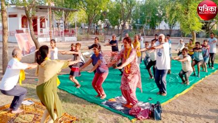 International Yoga Day 2024: मंदिर में बजती घंटे-घड़ियाल की ध्वनि के बीच सेहतमंद बनने के लिए किया योगाभ्यास