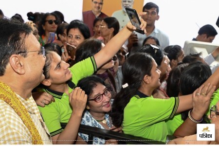 Rajasthan Jaipur Students Rejoiced on 50 Percent Reservation for Women took Selfie with CM Bhajan Lal