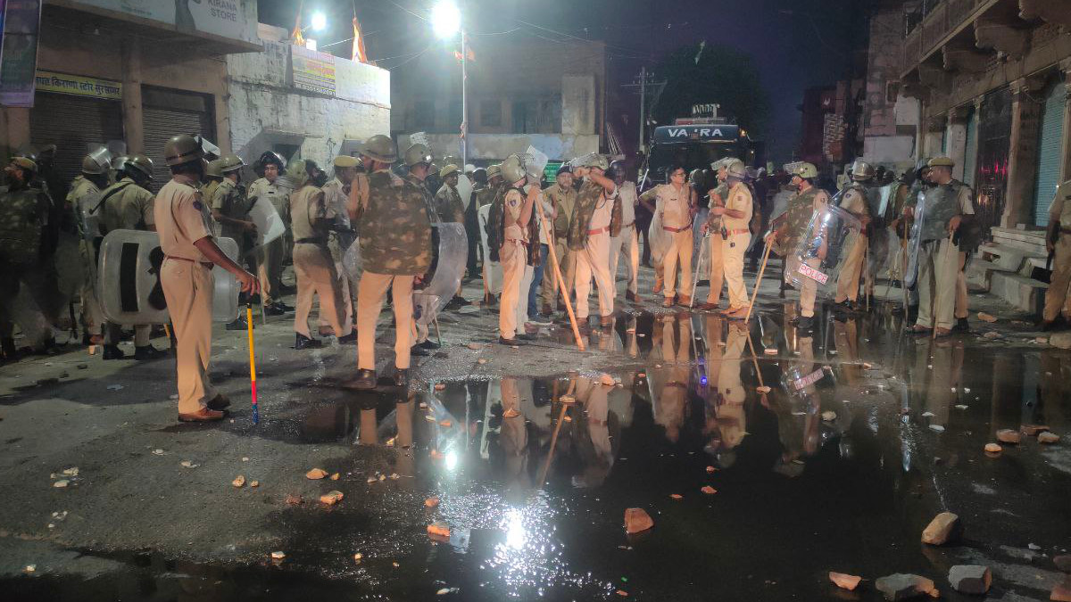 Junagadh Riots राजस्थान के इस शहर में हिंसा और उपद्रव के बाद आसूं गैस छोड़ी, दुकानें ...