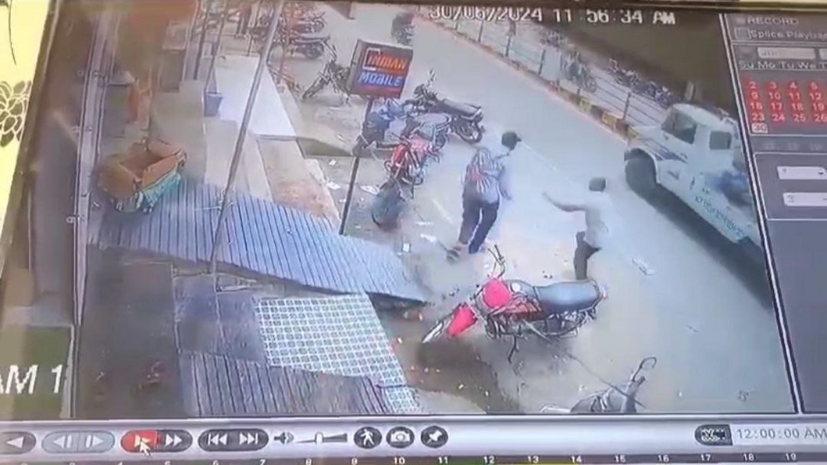 Video: दुकान से सोने की ज्वेलरी लेकर फरार हो गया युवक, लोगों ने दौड़ाया लेकिन
पकड़ में नहीं आया, CCTV में कैद हुई घटना