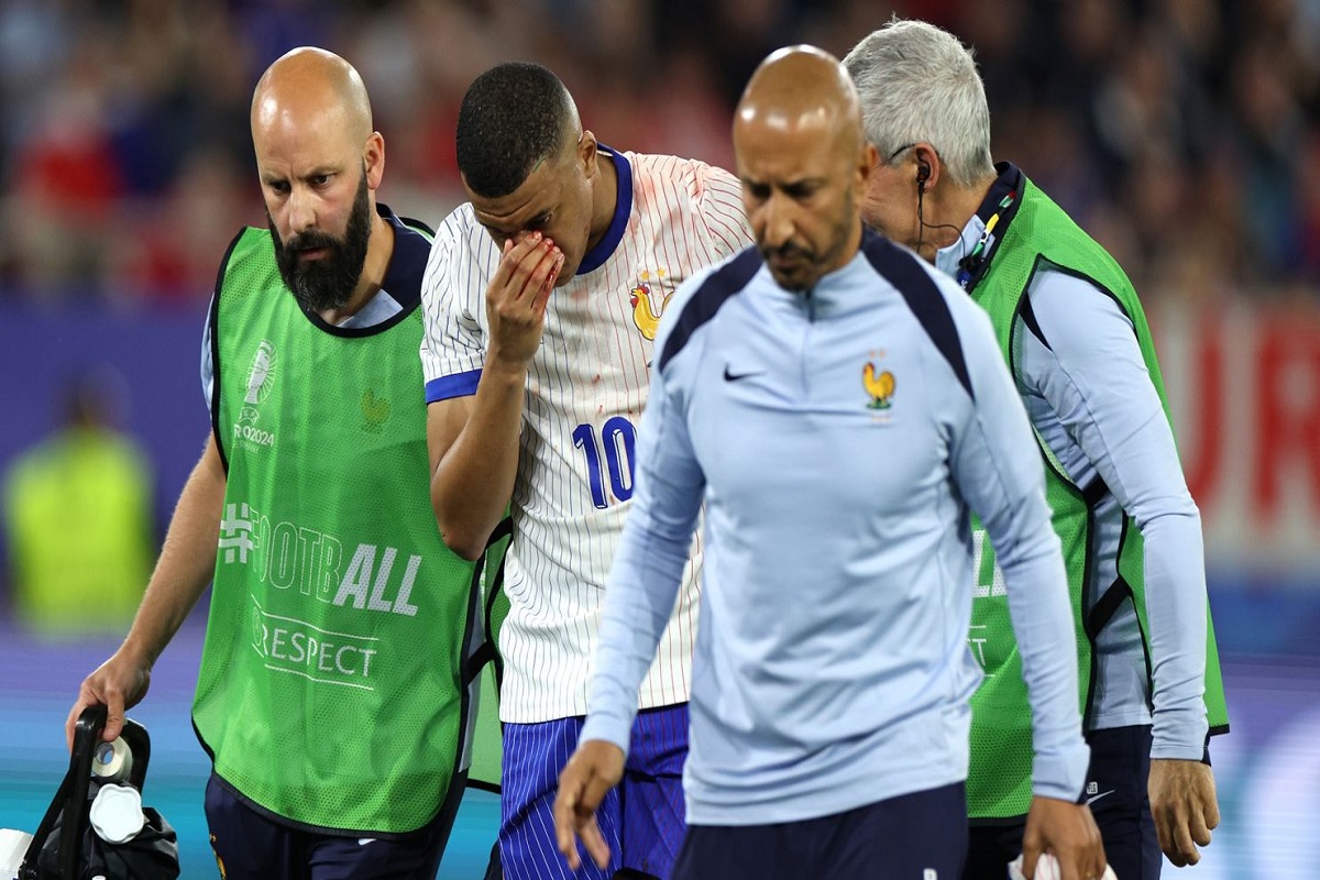 EURO 2024: फ्रांस को बड़ा झटका, नाक की चोट के चलते कप्तान एमबाप्पे लीग स्टेज से
बाहर