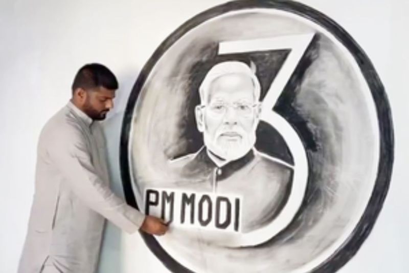 Modi Oath Ceremony 3.O UP painter made 8 feet picture of PM Modi with coal
