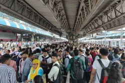 Mumbai Local: सेंट्रल लाइन पर लोकल सेवा बाधित, डाउन दिशा की ट्रेनें ठप, लंबी
दूरी की ट्रेनें भी प्रभावित - image