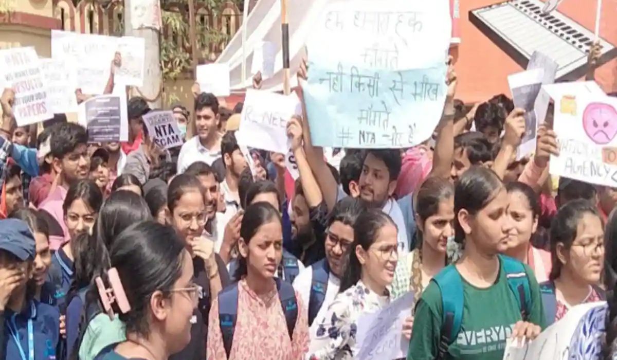 NEET Result: नीट यूजी परीक्षा में गड़बड़ी पर छात्रों का गुस्सा फूटा, BHU के बाहर
धरना प्रदर्शन
