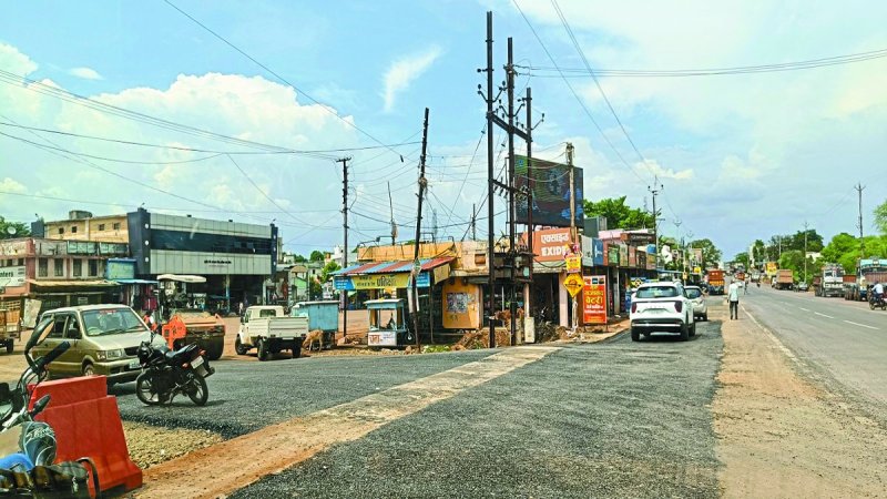 नेशनल हाइवे प्रोजेक्ट के तहत अब जुलाई तक काम को पूरा करना है। हालांकि अभी कई काम अधूरे हैं। वर्तमान क्रस बैरियर लगाने का काम शुरू हो गया है। अब इसका विरोध भी होने लगा है।