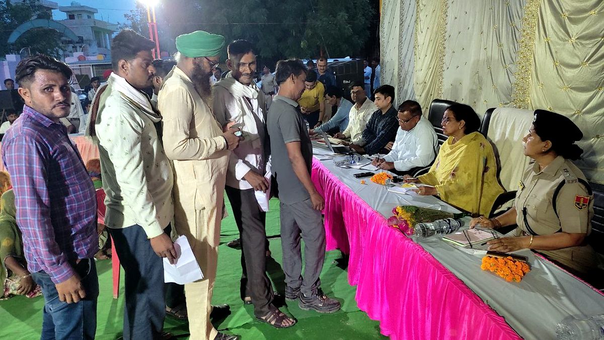 संभागीय आयुक्त ने रात्रि चौपाल में सुनी ग्रामीणों की समस्याएं