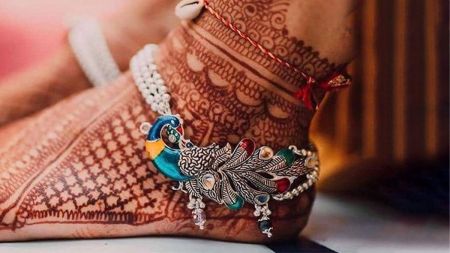 Noida 50 year old man sent such gift to neighbor bhabhi