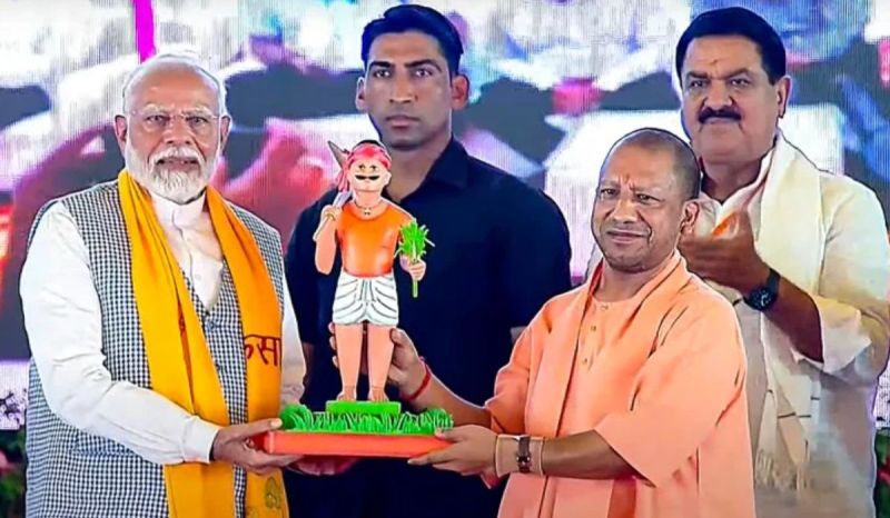 PM Modi in Varanasi: पीएम मोदी की एक झलक पाने को बेताब दिखा किसान, 6 घंटे तक लगाए रहा टकटकी