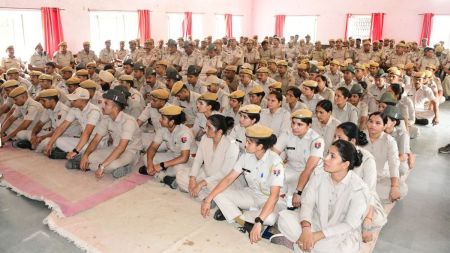 पुलिस कर्मी दुसरों के लिए प्रेरक बनें, डयूटी के दौरान करें अच्छा व्यवहार