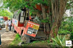 Maharashtra: ब्रेक फेल होने से बेकाबू हुई सरकारी बस, 4 लोगों को कुचला, कई वाहनों
को मारी टक्कर - image