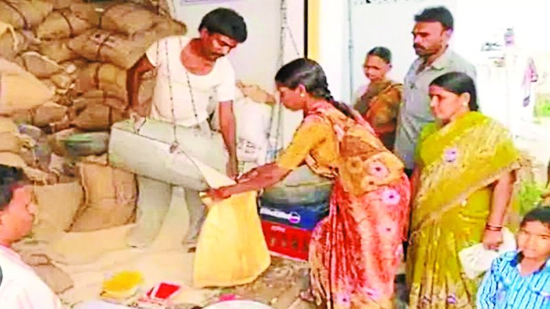 बालोद जिले के जिन राशन दुकानों से राशन खाद्य सामग्री वितरण होता है, वही सुरक्षित नहीं है। लाखों हितग्राहियों को सरकारी राशन वितरण करने वाली इन दुकानों में चोरी की कई घटनाएं सामने आ चुकी हैं, जहां से सरकारी राशन, चावल, शक्कर, नमक की चोरी हो चुकी है।