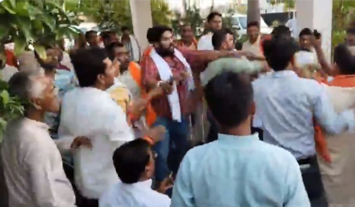 Siddharthnagar BJP Meeting: लोकसभा चुनाव की समीक्षा बैठक में भड़के भाजपा
कार्यकर्ता, जमकर चले लात-घूंसे, वीडियो वायरल