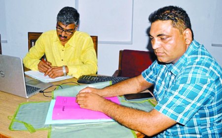 कार्रवाई करती रीवा लोकायुक्त की टीम
