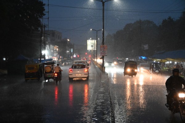 पहली बारिश से राजधानी हुई तरबतर, देखें फोटोज