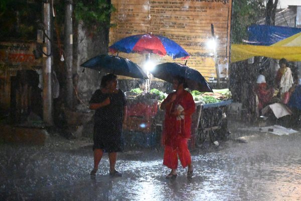 पहली बारिश से राजधानी हुई तरबतर, देखें फोटोज