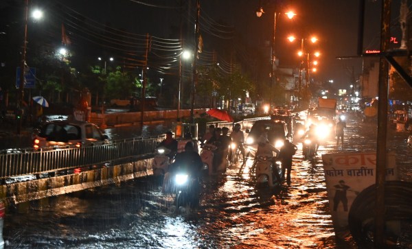 पहली बारिश से राजधानी हुई तरबतर, देखें फोटोज