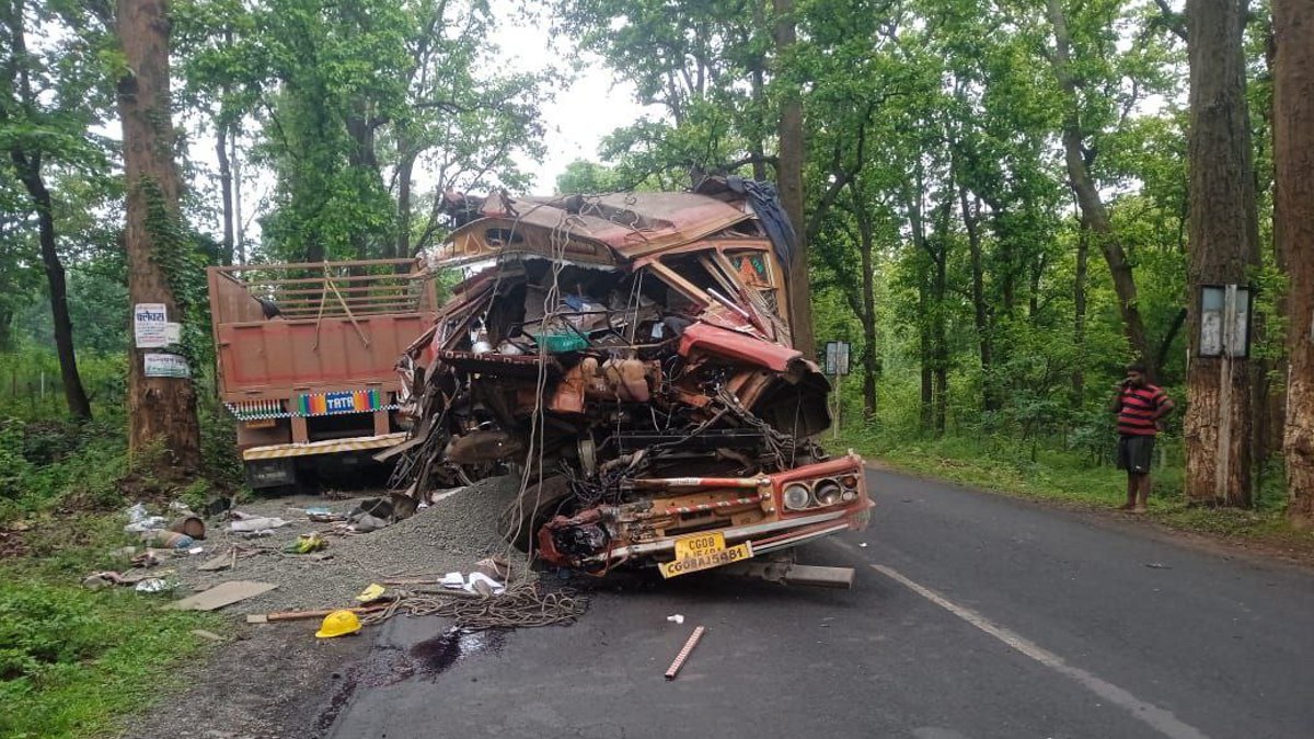 Balrampur accident: एनएच पर 2 ट्रकों में जबरदस्त भिड़ंत, ड्राइवर के पीछे की सीट
पर सोए क्लीनर की मौत