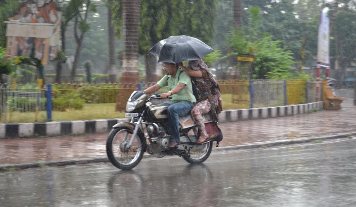 UP Rains: मॉनसून द्रोणी एक्टिव, गर्मी और लू से मिलेगी राहत, 54 जिलों में
मेघगर्जन संग आंधी-बारिश का अलर्ट