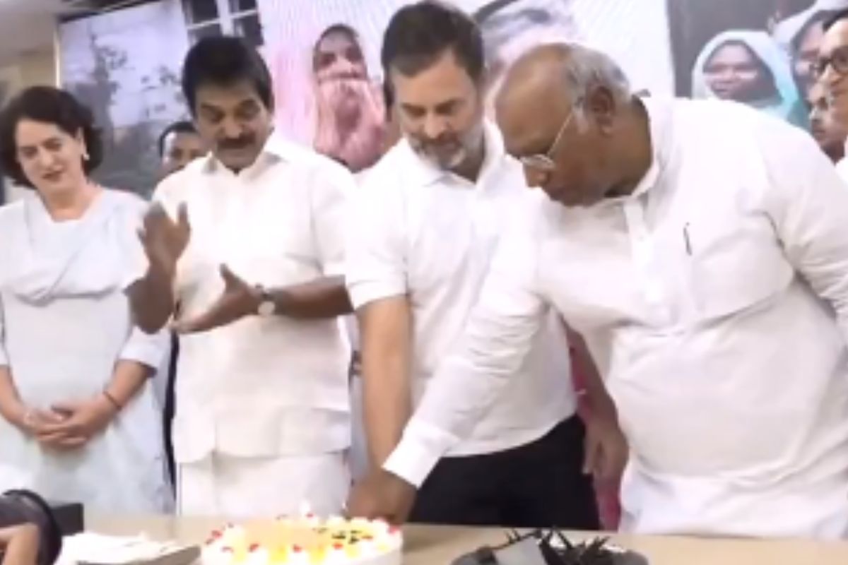 कांग्रेस मुख्यालय में राहुल गांधी ने केक काटकर मनाया जन्मदिन, गहलोत, प्रियंका
समेत कई नेताओं ने दी बधाई
