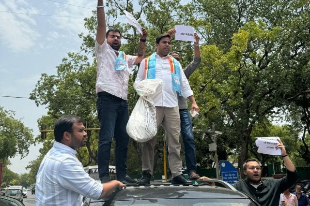  NSUI protested by blowing currency notes outside of Education Minister Dharmendra Pradhan house