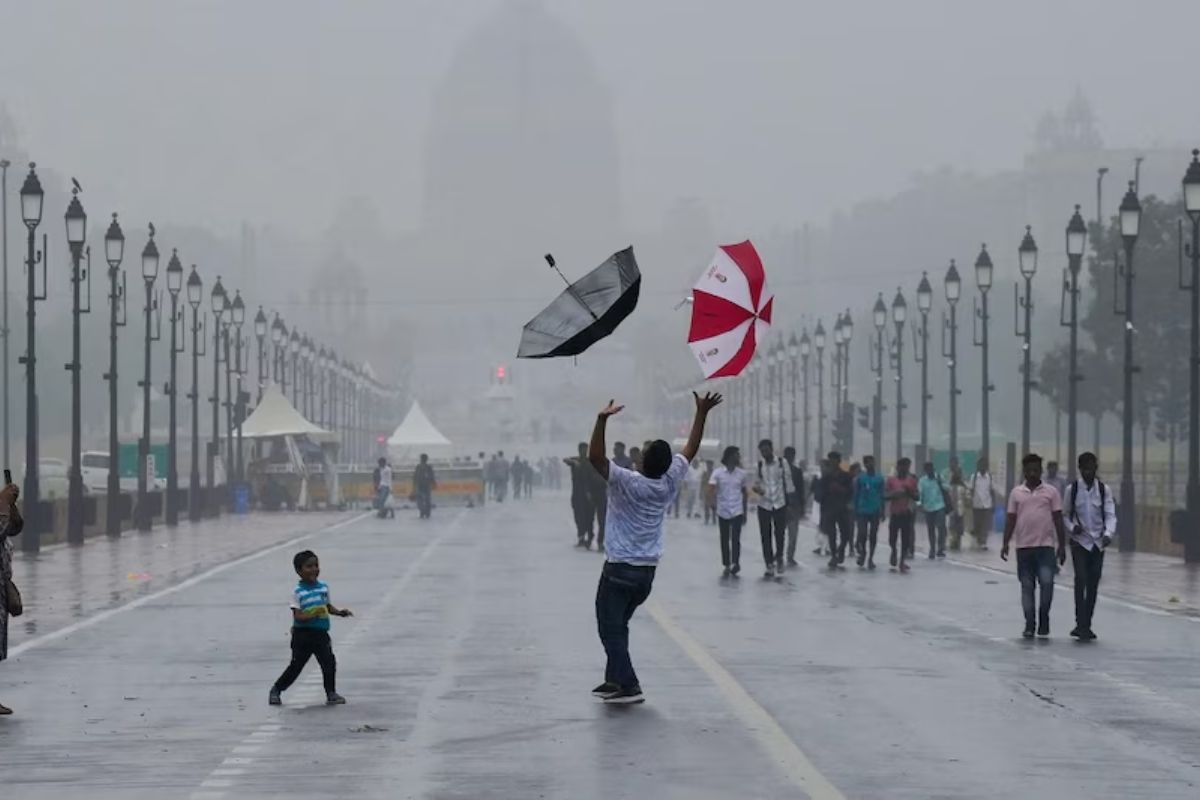 Monsoon Alert: मॉनसून ने फुल स्पीड में पकड़ी रफ्तार, अगले 5 दिनों तक होगी जोरदार
बारिश, IMD ने जारी किया रेड अलर्ट