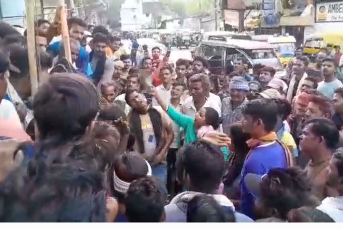 Viral Video: सीपरी बाजार में फिर हुई मनचले की धुनाई, महिलाओं ने सिखाया सबक