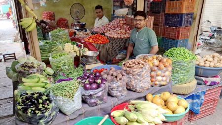 धनियां को चढ़ा ताव...टमाटर हुआ लाल,लहसुन ने निकाले आंसू