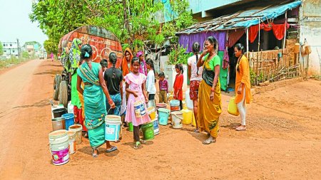 अटल आवास कुंदरूपारा में इन दिनों जल संकट गहरा गया है। यहां नगर पालिका की पाइपलाइन नहीं पहुंची है। दो बोर के भरोसे पानी की सप्लाई की जा रही थी, लेकिन दोनों बोर फेल हो चुके हैं।