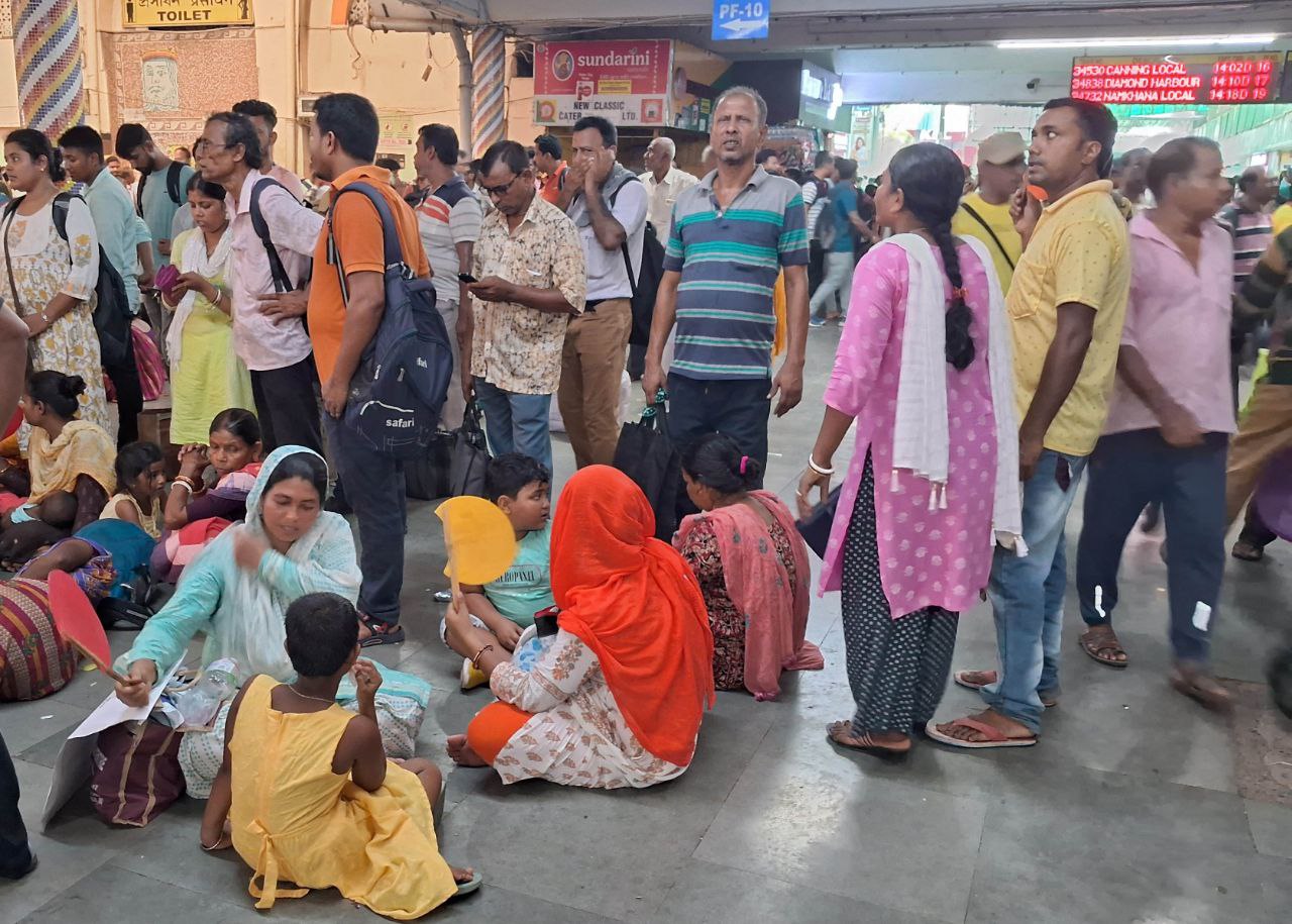 बंगाल: 90 ट्रेनें रद्द, लोकल ट्रेनों में भीड़, दूसरे दिन भी यात्री परेशान