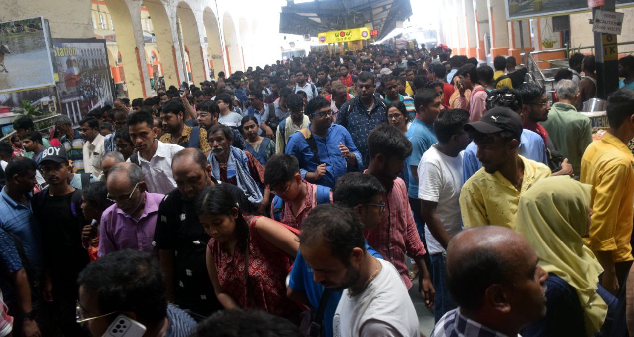 IRCTC : काशी, पुणे-गोरखपुर एक्सप्रेस समेत कई ट्रेनों के बदले रूट, यात्रियों की
मुसीबत बढ़ी