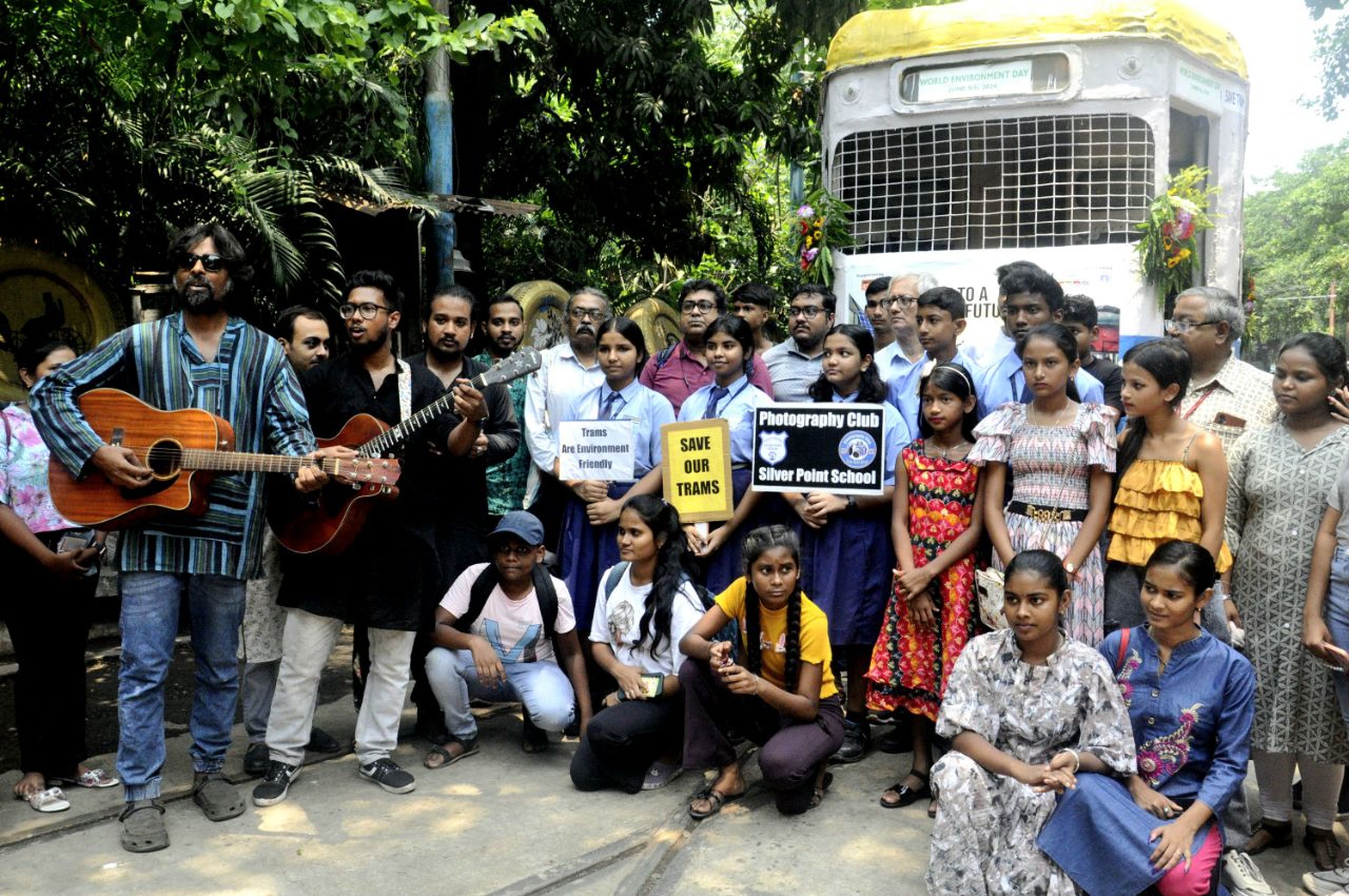 पश्चिम बंगाल: पृथ्वी को हरा भरा बनाए रखने का लिया संकल्प