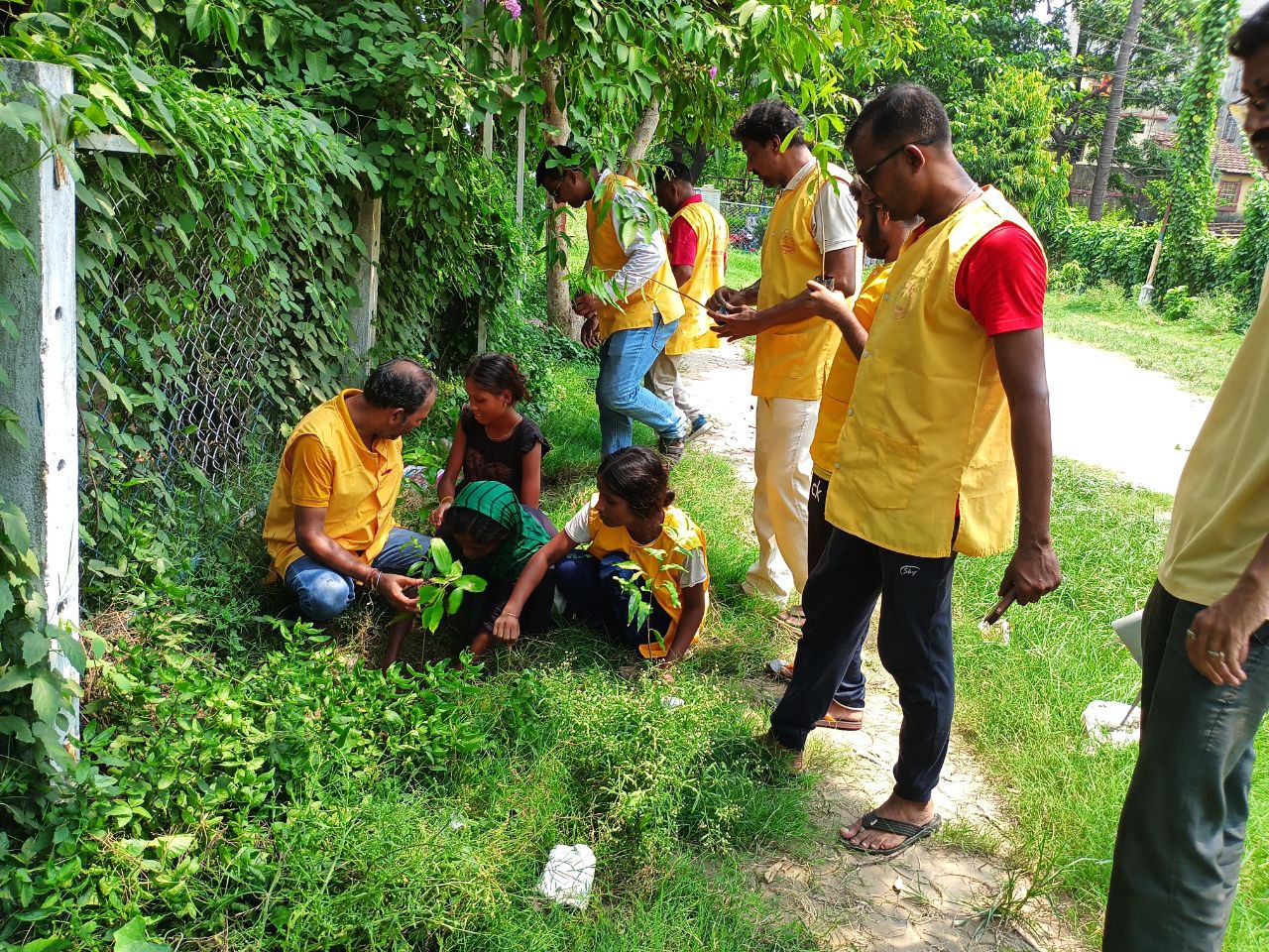 पश्चिम बंगाल: छायादार और फलदार पौधे लगाकर दिया पर्यावरण संरक्षण का संदेश