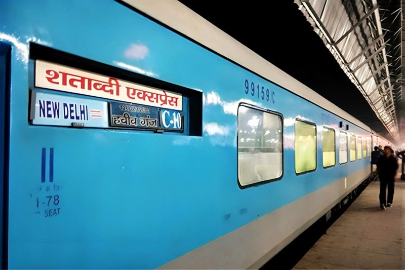 Train Delays Spark Anger Passengers Left Stranded for Hours, यात्रियों का हवा में उड़ा धैर्य! ट्रेनों की लेटलतीफी से बढ़ी परेशानी, घंटों इंतजार के बाद भी नहीं मिली राहत