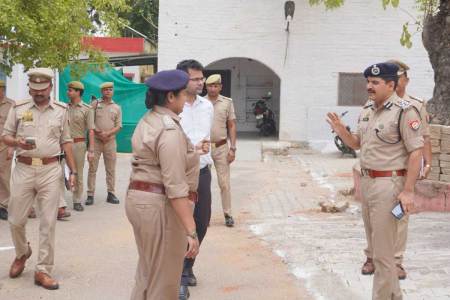 DIG कलानिधि नैथानी ने इस थाने में मारा औचक छापा, सुनी फरियादियों की समस्या, फिर दी ये हिदायत