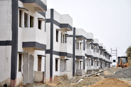 गरीबों के आशियानों में भ्रष्टाचार की दरारें