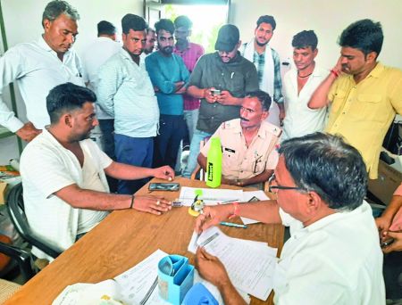 श्रमिकों ने ठेकेदार का नगरपालिका कार्यालय में किया घेराव