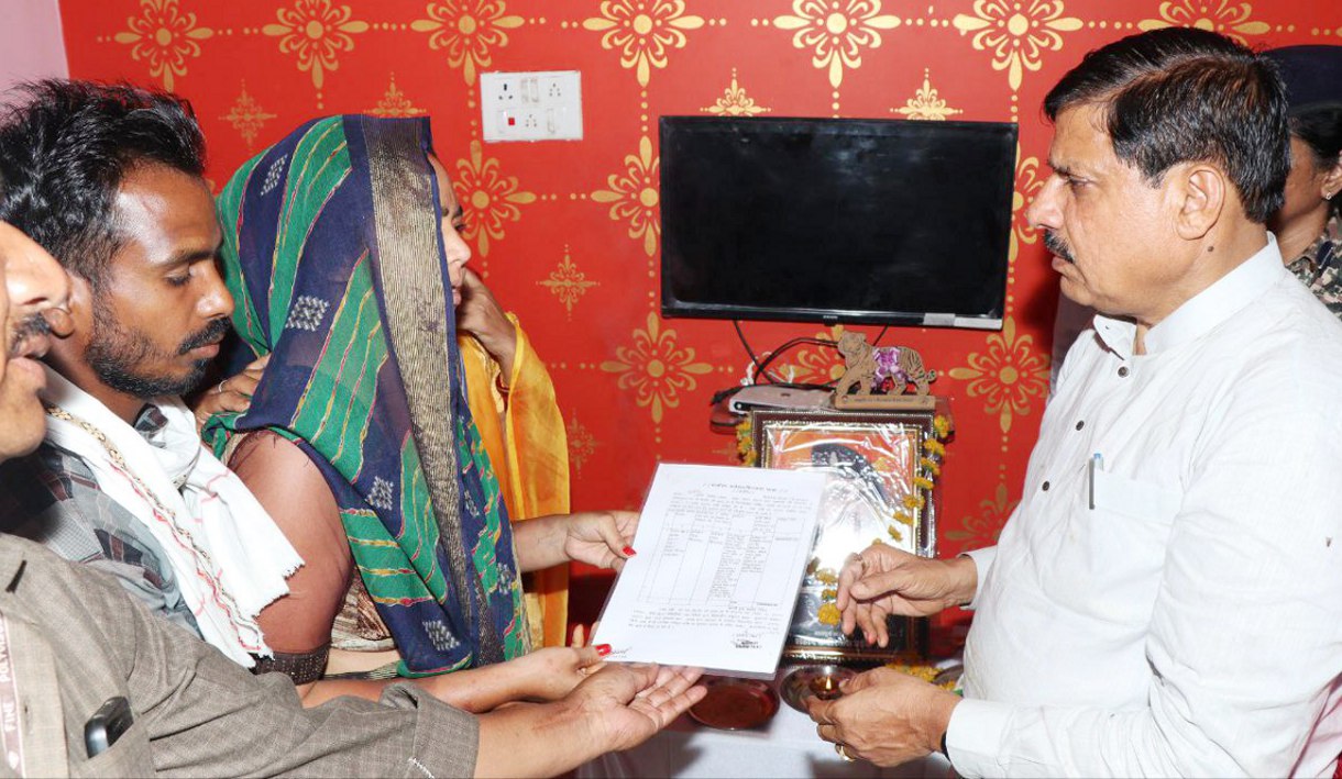 Video# Kabeer das-शहीद कबीरदास के पैतृक गांव पहुंचे मुख्यमंत्री, सहायता राशि का स्वीकृत पत्र दिया