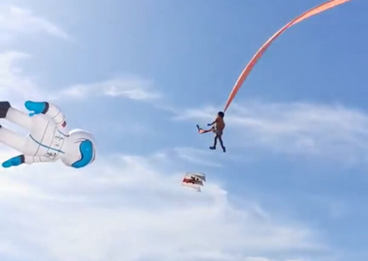 पतंग में फंसकर हवा में उड़ी 3 साल की बच्ची, देखें वायरल वीडियो