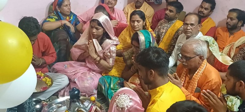 Devotees gathered to get a glimpse of Seoni's beloved government, devotees danced to the hymns.